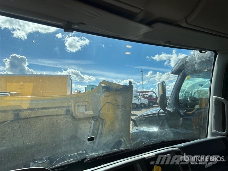 Hino 268 شاحنات ذات هيكل صندوقي