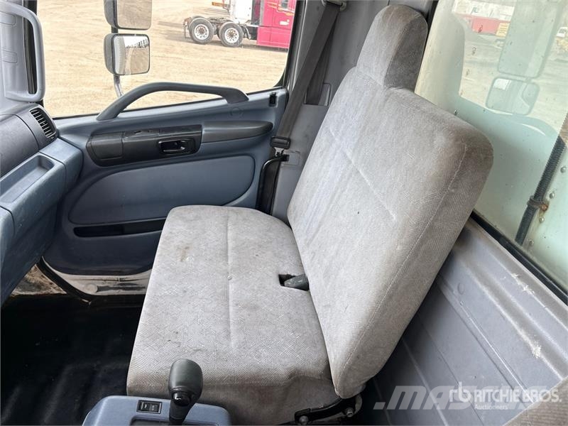 Hino 308 Bakwagens met gesloten opbouw