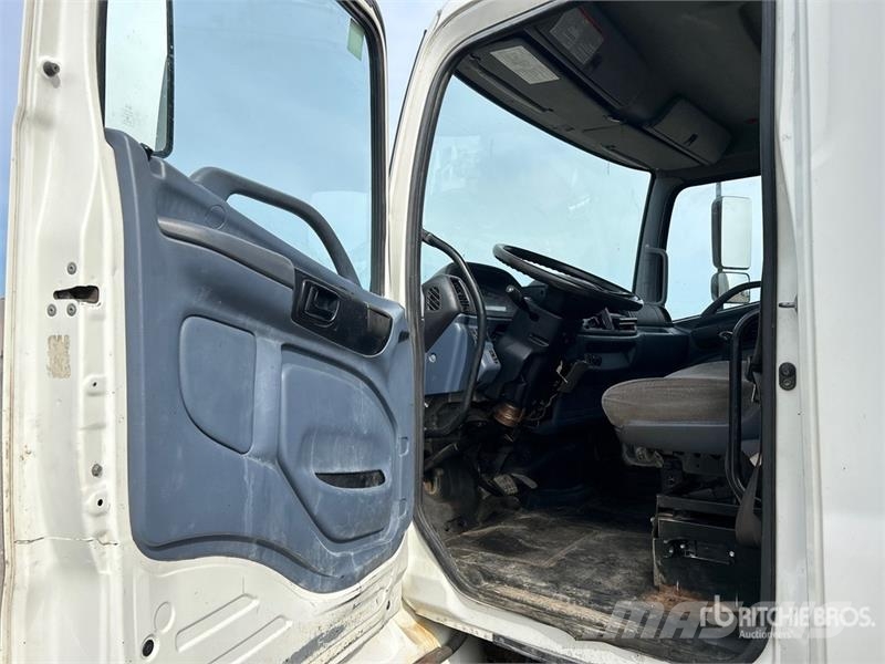 Hino 308 Bakwagens met gesloten opbouw