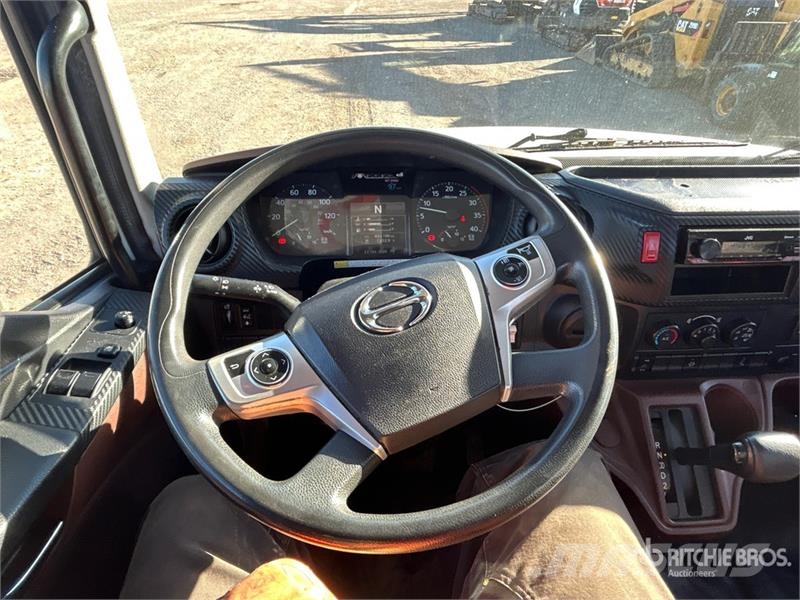 Hino 338 Kabine i unutrašnjost