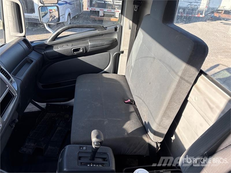 Hino 338 Kabine i unutrašnjost