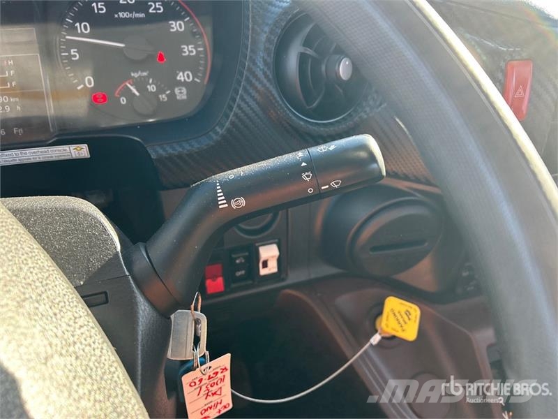 Hino 338 Kabine i unutrašnjost