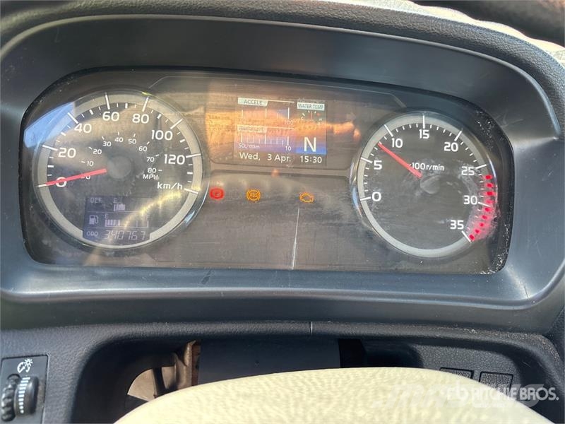 Hino 338 Kabine i unutrašnjost