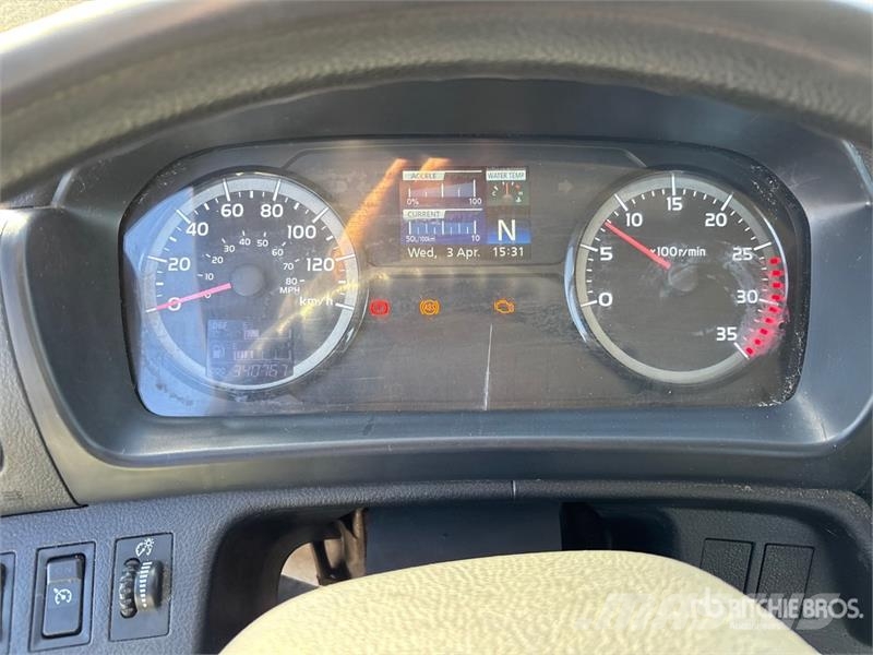 Hino 338 Kabine i unutrašnjost