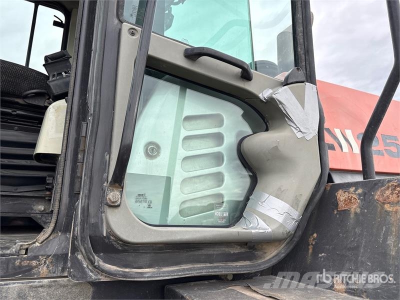 Hitachi ZW250-5B Wheel Loader Iekrāvēji uz riteņiem