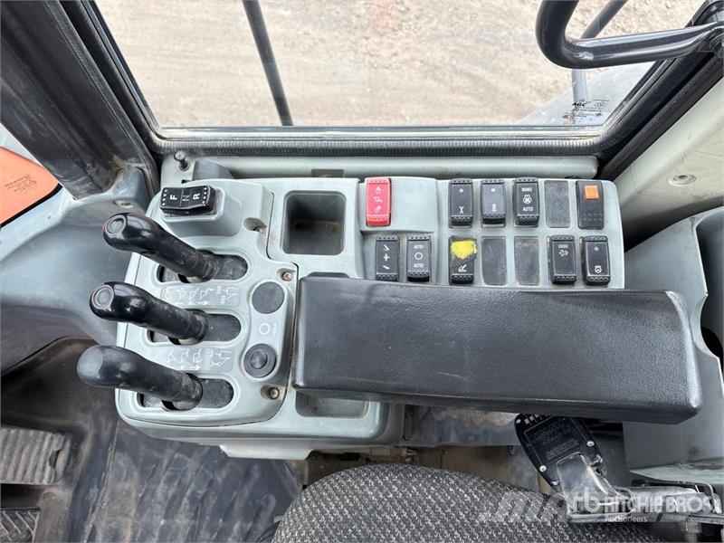 Hitachi ZW250-5B Wheel Loader Iekrāvēji uz riteņiem