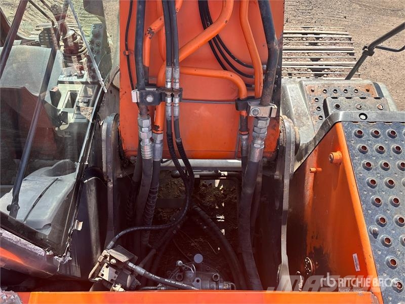 Hitachi ZX210LC-5N Roomikekskavaatorid