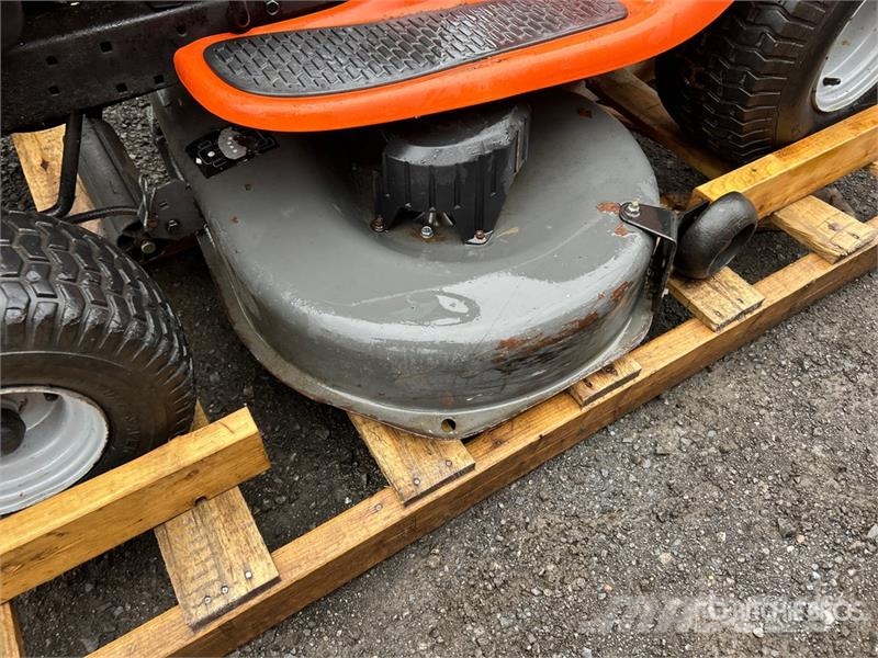 Husqvarna YTH1842 4x2 Ride-On Lawn Mower 乗用・自走モア/芝刈り機