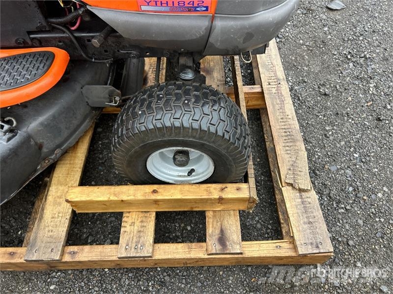 Husqvarna YTH1842 4x2 Ride-On Lawn Mower 乗用・自走モア/芝刈り機