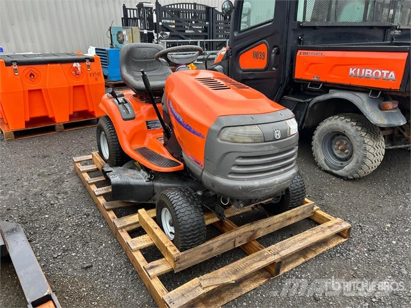 Husqvarna YTH1842 4x2 Ride-On Lawn Mower 乗用・自走モア/芝刈り機