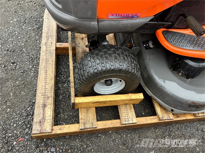 Husqvarna YTH1842 4x2 Ride-On Lawn Mower 乗用・自走モア/芝刈り機