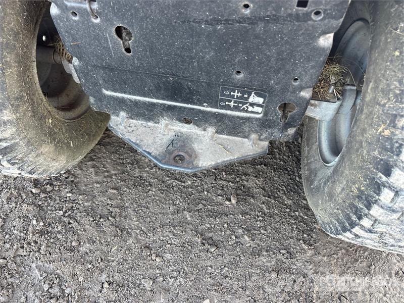 Husqvarna YTH2042 ركوب الحشائش
