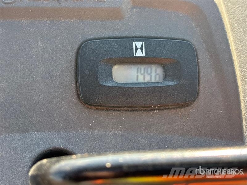 Husqvarna YTH2042 ركوب الحشائش