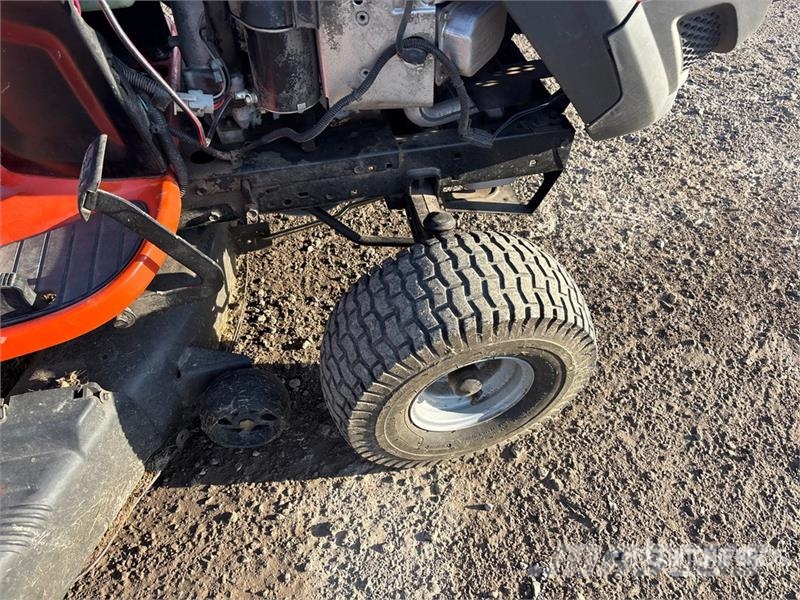 Husqvarna YTH2042 ركوب الحشائش