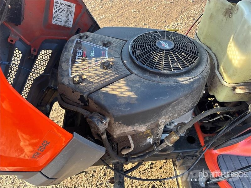 Husqvarna YTH2042 ركوب الحشائش