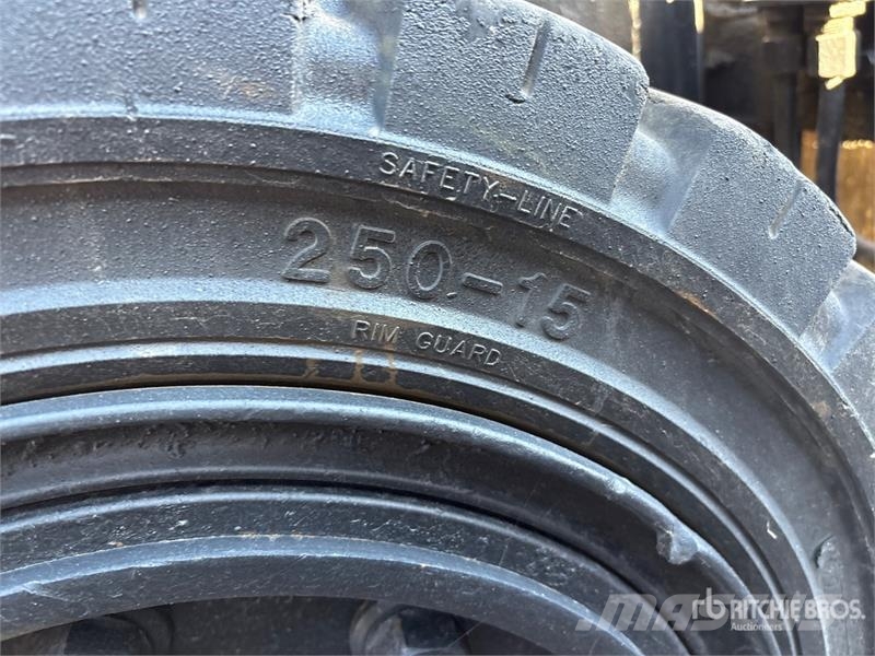 Hyster H90FT 8300 lb Pneumatic Tire Forklift Інше