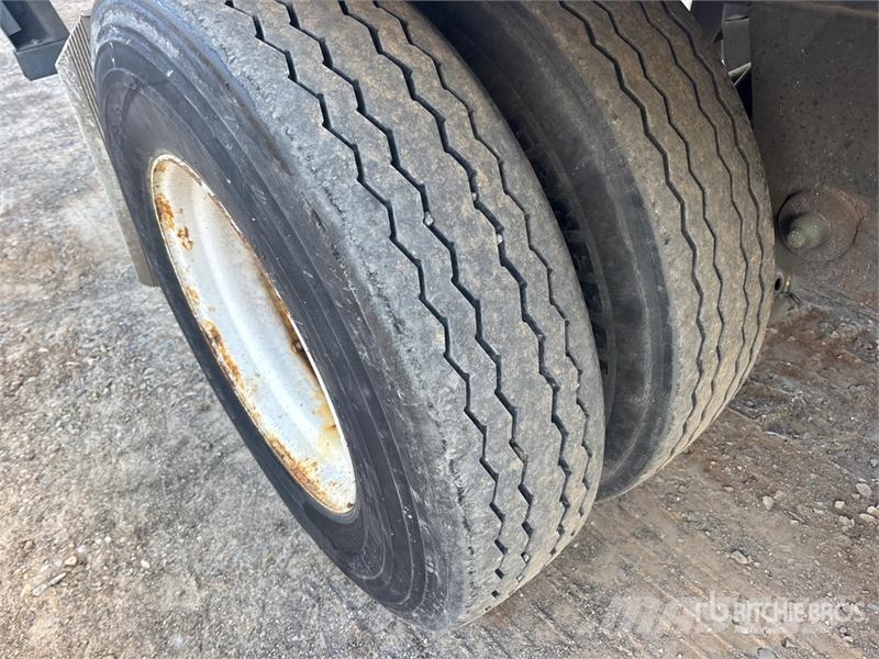 Hyundai 53 ft x 102 in Tri/A Van Trailer Ремаркета фургони