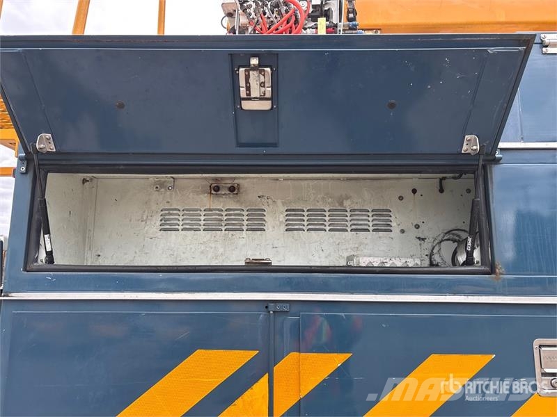 International 190-40-A 40 ft on  International 4300 SBA 4x2 Exte Pacēlāji uz automašīnas bāzes