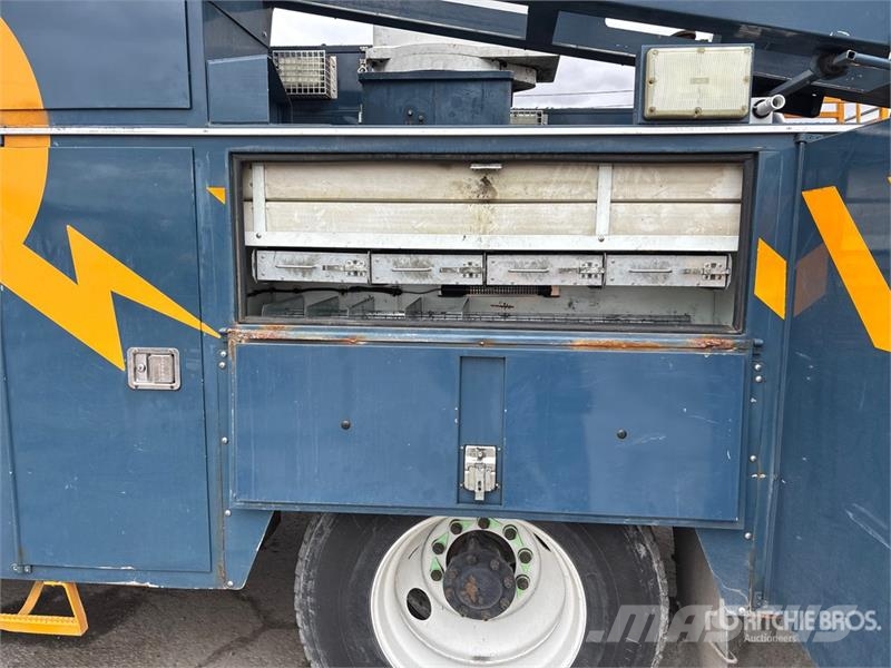 International 190-40-A 40 ft on  International 4300 SBA 4x2 Exte Pacēlāji uz automašīnas bāzes