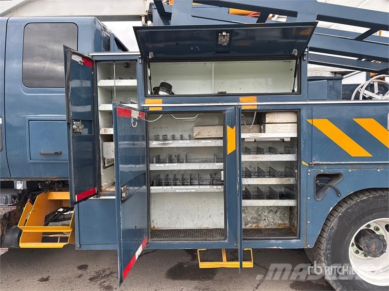 International 190-40-A 40 ft on  International 4300 SBA 4x2 Exte Pacēlāji uz automašīnas bāzes