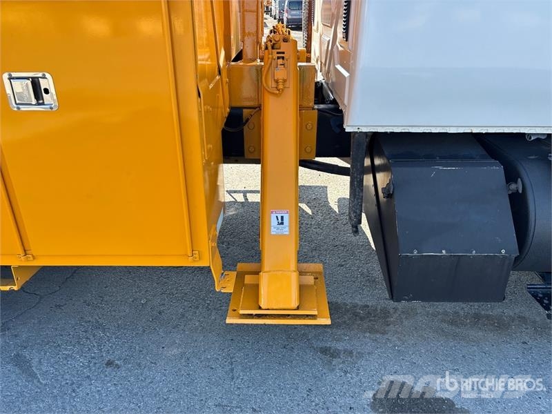 International 194-42-C 42 ft on  International 4400 6x4 Extended المنصات الهوائية المثبتة على شاحنة