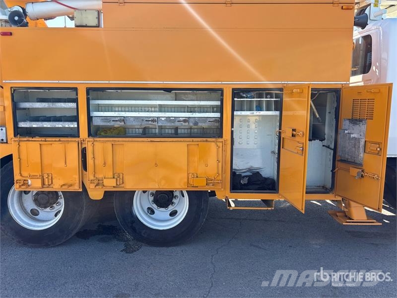 International 194-42-C 42 ft on  International 4400 6x4 Extended المنصات الهوائية المثبتة على شاحنة