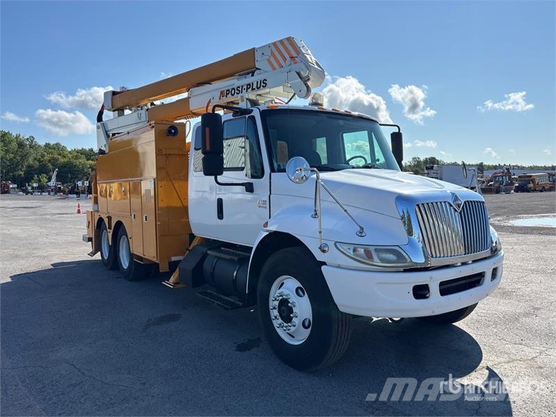 International 194-42-C 42 ft on  International 4400 6x4 Extended المنصات الهوائية المثبتة على شاحنة