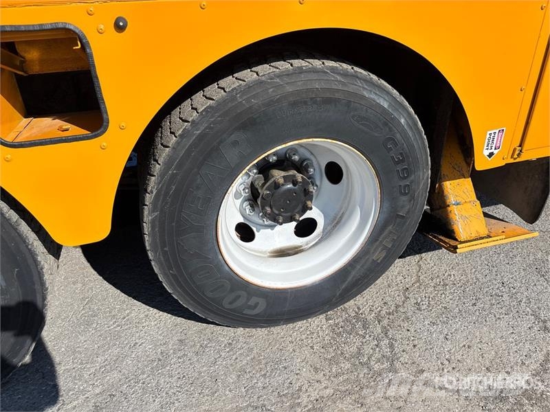 International 194-42-C 42 ft on  International 4400 6x4 Extended المنصات الهوائية المثبتة على شاحنة