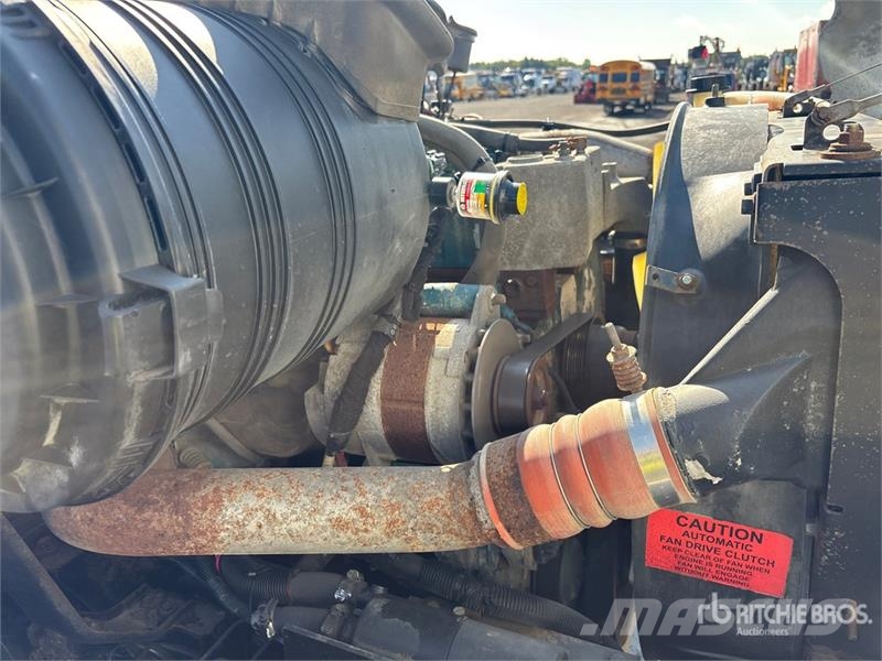 International 194-42-C 42 ft on  International 4400 6x4 Extended المنصات الهوائية المثبتة على شاحنة