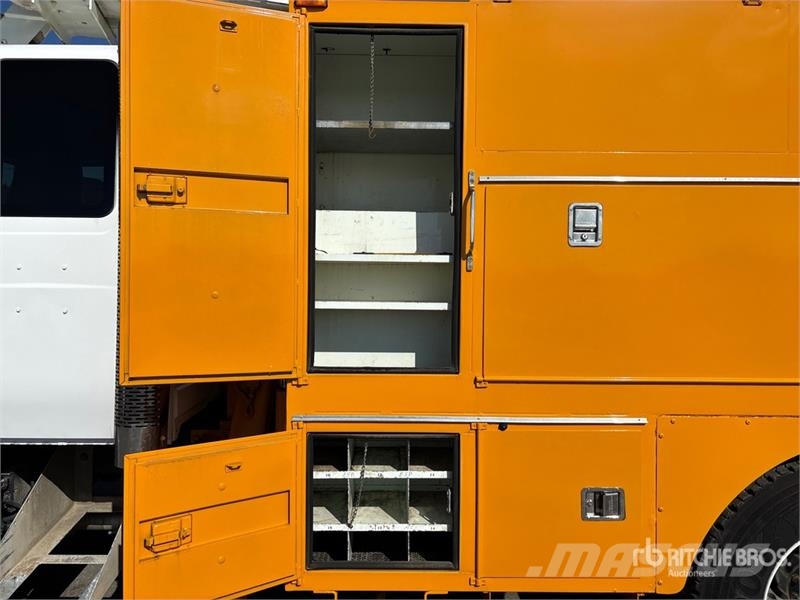 International 194-42-C 42 ft on  International 4400 6x4 Extended المنصات الهوائية المثبتة على شاحنة