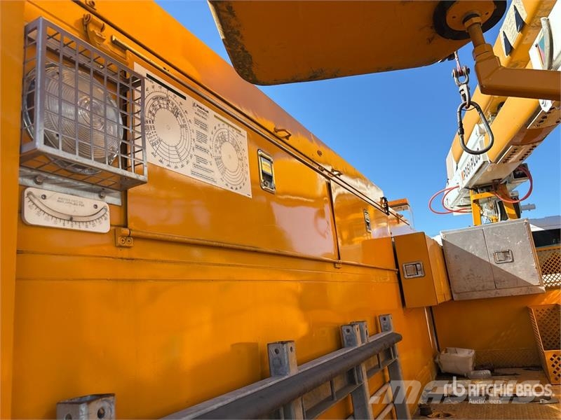 International 194-42-C 42 ft on  International 4400 6x4 Extended المنصات الهوائية المثبتة على شاحنة