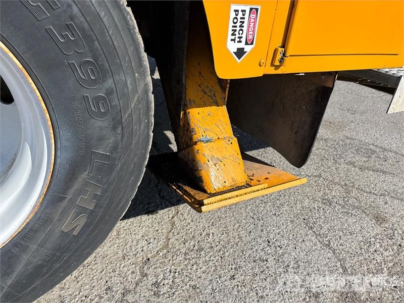 International 194-42-C 42 ft on  International 4400 6x4 Extended المنصات الهوائية المثبتة على شاحنة