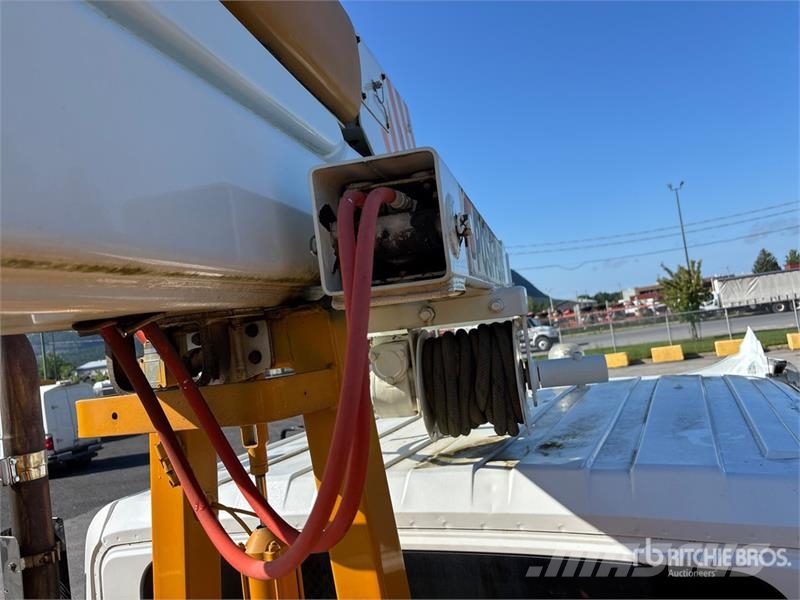 International 194-42-C 42 ft on  International 4400 6x4 Extended المنصات الهوائية المثبتة على شاحنة