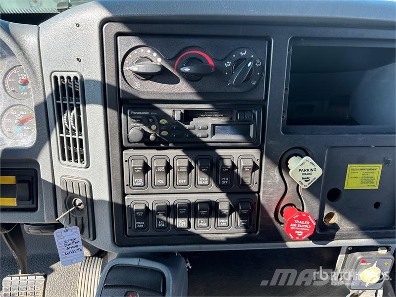 International 194-42-C 42 ft on  International 4400 6x4 Extended المنصات الهوائية المثبتة على شاحنة