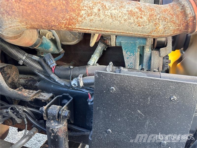 International 194-42-C 42 ft on  International 4400 6x4 Extended المنصات الهوائية المثبتة على شاحنة