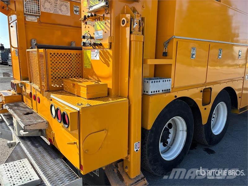 International 194-42-C 42 ft on  International 4400 6x4 Extended المنصات الهوائية المثبتة على شاحنة