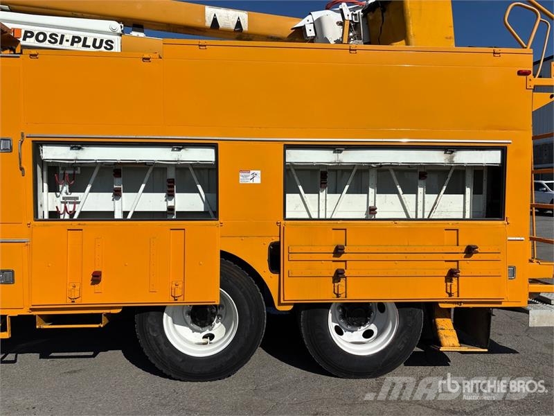 International 194-42-C 42 ft on  International 4400 6x4 Extended المنصات الهوائية المثبتة على شاحنة