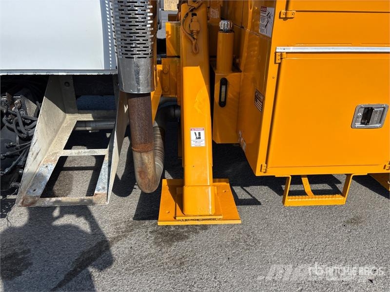 International 194-42-C 42 ft on  International 4400 6x4 Extended المنصات الهوائية المثبتة على شاحنة