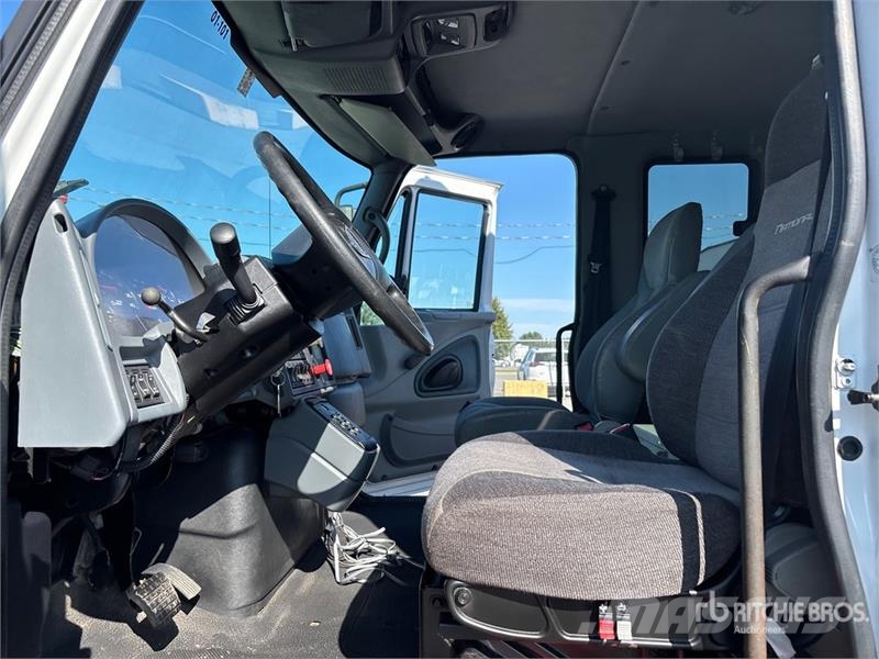 International 194-42-C 42 ft on  International 4400 6x4 Extended المنصات الهوائية المثبتة على شاحنة