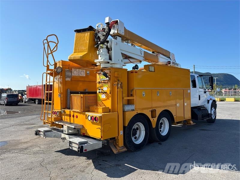 International 194-42-C 42 ft on  International 4400 6x4 Extended المنصات الهوائية المثبتة على شاحنة