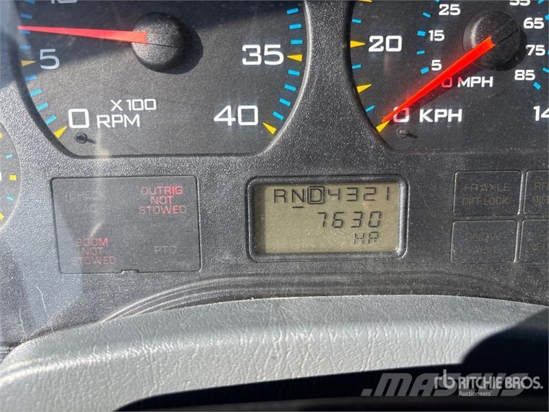 International 194-42-C 42 ft on  International 4400 6x4 Extended المنصات الهوائية المثبتة على شاحنة