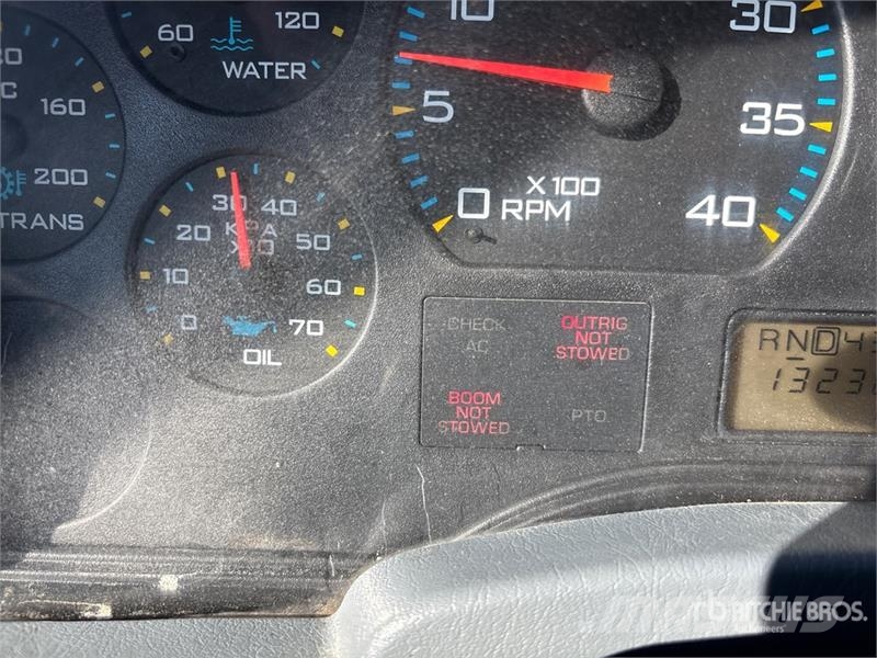 International 194-42-C 42 ft on  International 4400 6x4 Extended المنصات الهوائية المثبتة على شاحنة