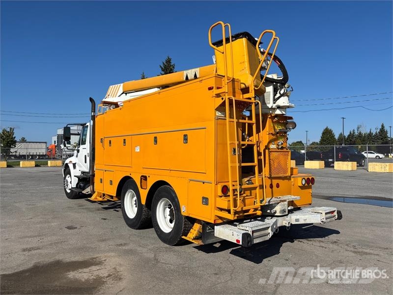 International 194-42-C 42 ft on  International 4400 6x4 Extended المنصات الهوائية المثبتة على شاحنة