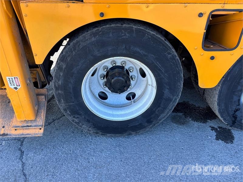 International 194-42-C 42 ft on  International 4400 6x4 Extended المنصات الهوائية المثبتة على شاحنة