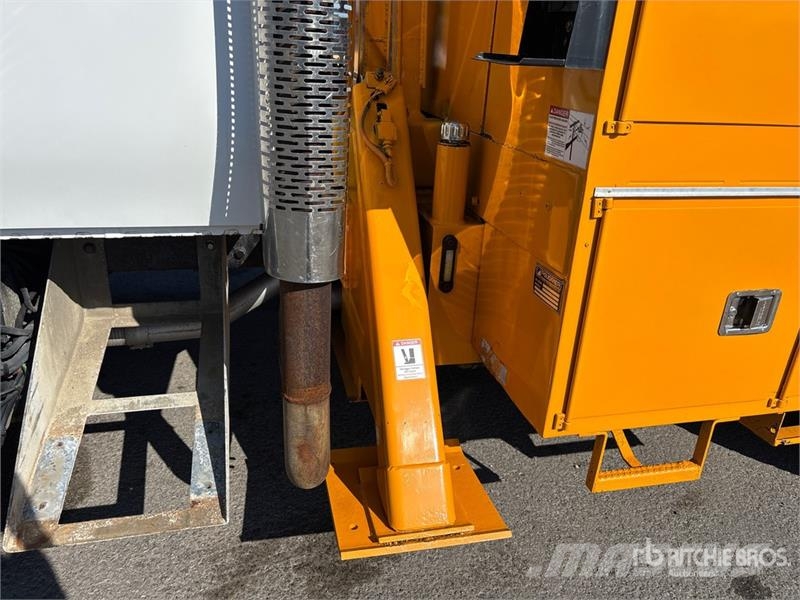 International 194-42-C 42 ft on  International 4400 6x4 Extended المنصات الهوائية المثبتة على شاحنة