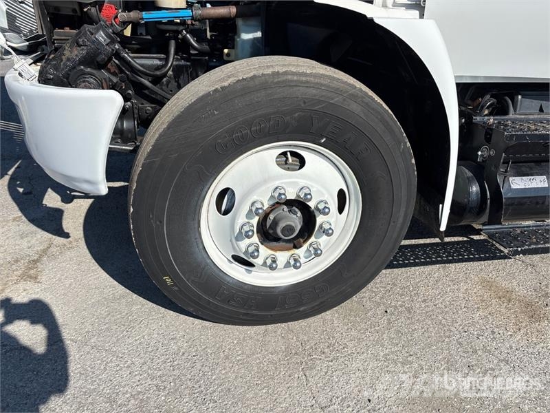 International 194-42-C 42 ft on  International 4400 6x4 Extended المنصات الهوائية المثبتة على شاحنة