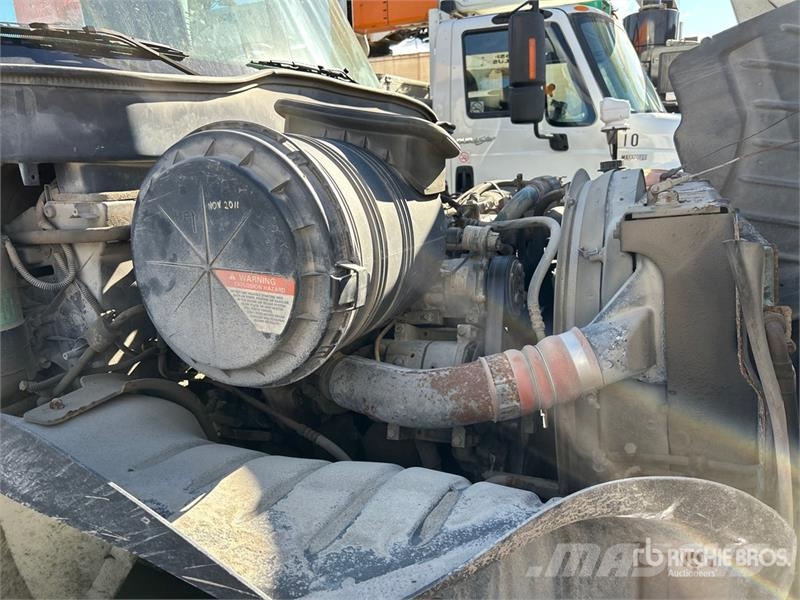 International 200-42 42 ft on  International 4300 4x2 Bucket Tru 卡車裝載高空作業車