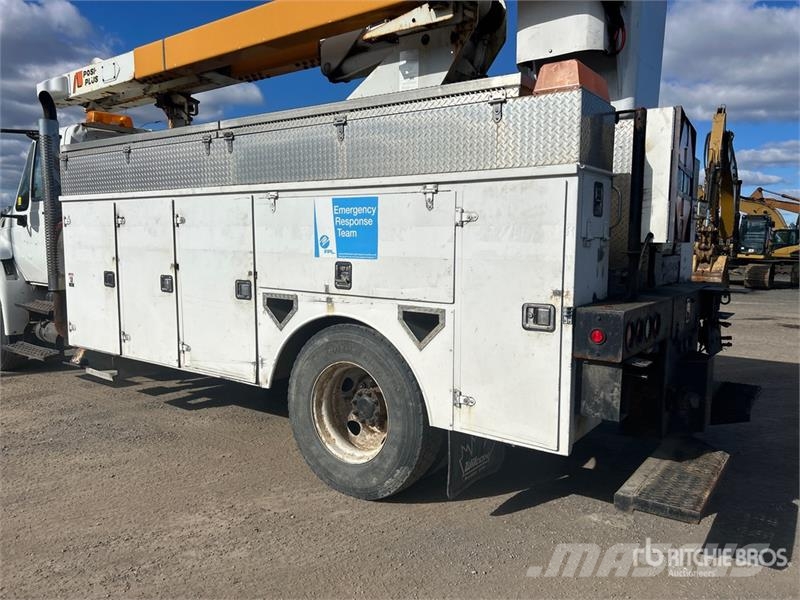 International 200-42 42 ft on  International 4300 4x2 Bucket Tru 卡車裝載高空作業車