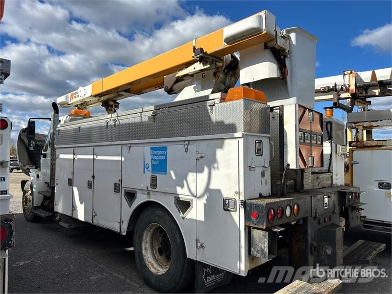 International 200-42 42 ft on  International 4300 4x2 Bucket Tru 卡車裝載高空作業車