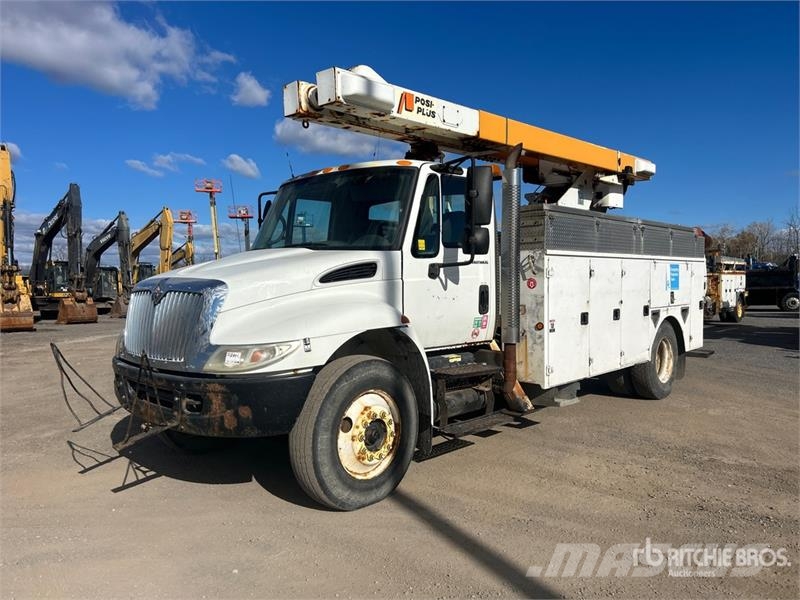 International 200-42 42 ft on  International 4300 4x2 Bucket Tru 卡車裝載高空作業車